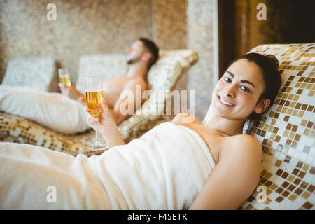 Man and Woman holding glasses of champagne Banque D'Images