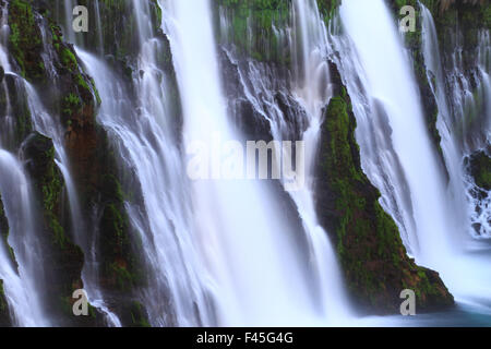 Les belles chutes d'eau à McArthur Burney Falls Memorial State Park en Californie Banque D'Images