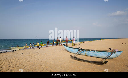 Fishiman net tirant de la plage au Sri Lanka Banque D'Images