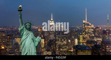 United States of America concept avec statue de la liberté en face de la Nouvelle York cityscape at night Banque D'Images