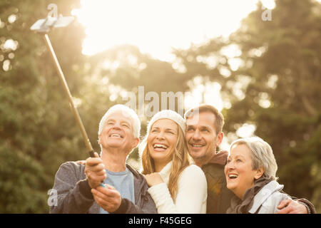 Smiling petite famille en tenant vos autoportraits Banque D'Images