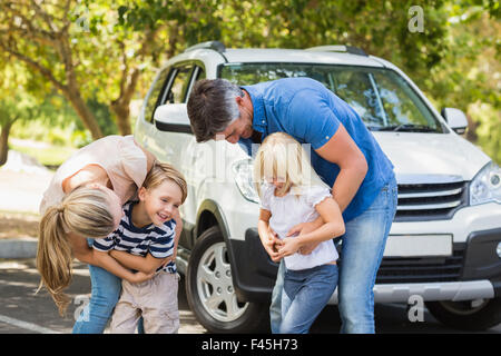 Famille heureuse de se préparer pour road trip Banque D'Images