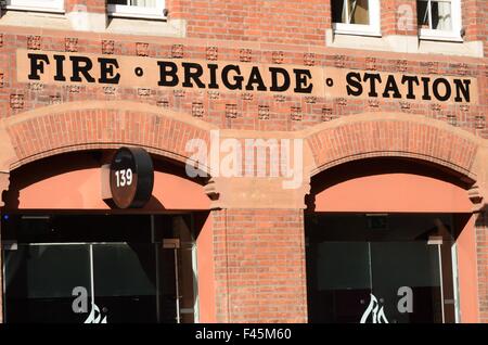 Brique rouge fire station front Banque D'Images