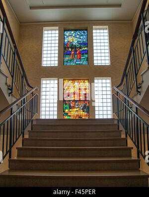 29 juillet 2015 - Reykjavik, Islande - une paire de vitraux ornent le Musée National d'Islande à Reykjavik, la capitale. Le Musée préserve le patrimoine culturel de l'Islande dans un contexte historique, et est une destination touristique favorite. (Crédit Image : © Arnold Drapkin via Zuma sur le fil) Banque D'Images