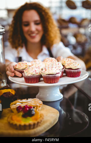 Jolie assiette avec la préparation de barista cupcakes Banque D'Images