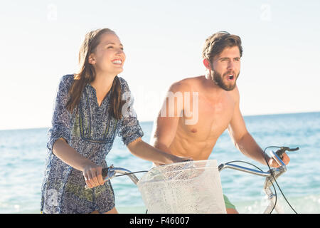 Couple heureux de partir en balade à vélo Banque D'Images