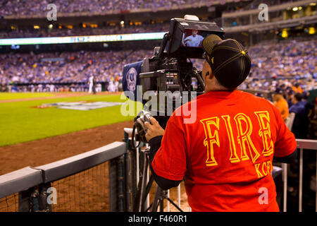 Kansas City, MO, USA. 14Th Oct, 2015. Le Fox de cameramen montrent que l'appui de la Kansas City Fire Department pendant le jeu 5 de la série de division entre les séries les Astros de Houston et les Royals de Kansas City à Kauffman Stadium de Kansas City, MO. Kyle Rivas/CSM/Alamy Live News Banque D'Images