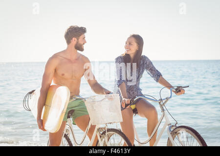 Couple heureux de partir en balade à vélo Banque D'Images