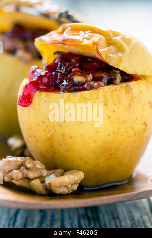 Pommes au four farcies aux fruits et noix. Banque D'Images