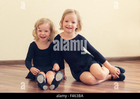 Drôles de petites filles (soeurs) - danseuse. Focus sélectif. Banque D'Images