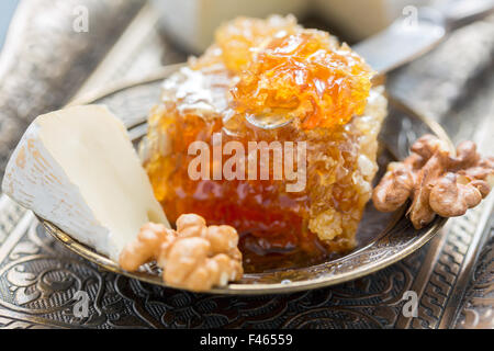 Honey comb, brie et noix. Banque D'Images