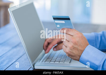 Young et holding credit card Banque D'Images