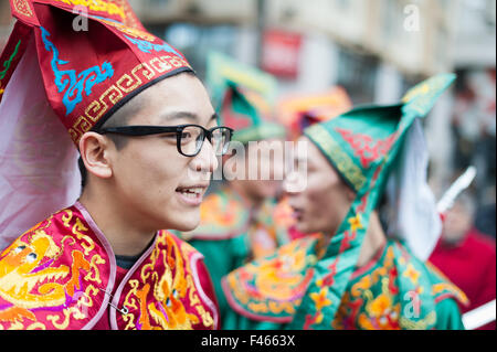 Paris, France - 09 Février 2014 : Les artistes chinois en costume traditionnel lors de la parade du Nouvel An lunaire chinois. Banque D'Images