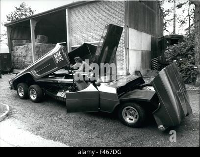 10 janvier, 1975 - Le monstre avec des ailes tronquées : Paul Jameson's MK2 Monster, qui lui coûte environ 2 500 &pound;à construire, vient de devenir la plus rapide du monde de voiture de route privée. Cette 18ft. 7à'. de long, six roues Monster, avec un corps en fibre de verre n'a pas moins de trois boîtes de vitesses, en gardant à l'activité le 12 cylindres, 27, 000cc, moteur Rolls Royce Merlin ; qui est entré sous forme B.C.A.C. Aurliner Argonaut. 1 760 avec un moteur h.p et une vitesse de pointe de 185 miles par heure, il faut un engrenage spécial pour garder la vitesse en dessous de 200 miles par heure pendant la voiture devrait atteindre plus de la vitesse maximale qu'il quitte le sol. 60 Banque D'Images