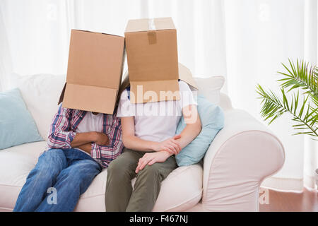 Couple homosexuel with boxes over head Banque D'Images