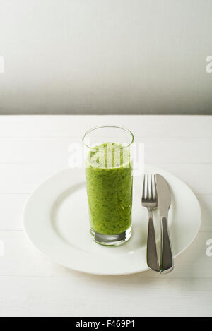 Verre de smoothie vert sain avec des légumes. Banque D'Images