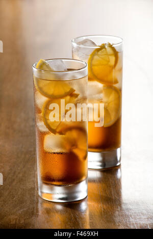 Verre d'ice tea avec les tranches de citron. Banque D'Images