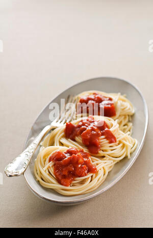 Juste servi une assiette de spaghetti à la sauce tomate fraîche. Banque D'Images
