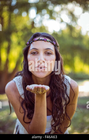 Belle brune soufflant un baiser Banque D'Images