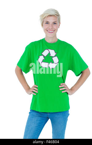 Blonde portant un tshirt de recyclage Banque D'Images