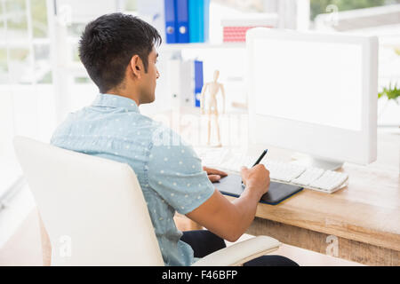 Businessman concentré avec numériseur de travail Banque D'Images