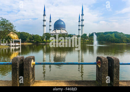 Belle vue de Masjid Sultan Salahuddin Abdul Aziz Shah, sur la "Mosquée bleue" Banque D'Images