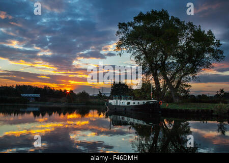 Rufford, Burscough, Lancashire, UK 15 Octobre, 2015. Météo britannique. Calme, les réflexions sur la Marina. Fettlers Wharf & Scarisbrick Marina sont situés dans le nord-ouest de l'Angleterre aux côtés de la Leeds Liverpool Canal, près de Ormskirk.Le port de plaisance est situé dans le village historique de près de Rufford Rufford old hall et à l'est une entreprise familiale. Banque D'Images