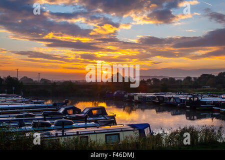 Rufford, Burscough, Lancashire, UK 15 Octobre, 2015. Météo britannique. Calme, les réflexions sur la Marina. Fettlers Wharf & Scarisbrick Marina sont situés dans le nord-ouest de l'Angleterre aux côtés de la Leeds Liverpool Canal, près de Ormskirk.Le port de plaisance est situé dans le village historique de près de Rufford Rufford old hall et à l'est une entreprise familiale. Banque D'Images