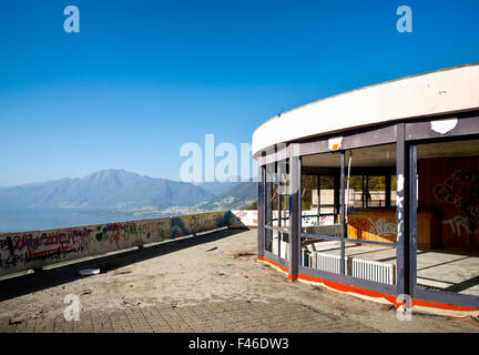 Vieux bâtiment endommagé par des vandales, terrasse avec vue panoramique Banque D'Images