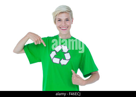 Pointant son tshirt recyclage blonde Banque D'Images