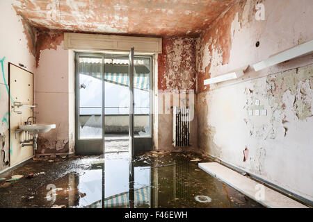 Ancien bâtiment détruit, chambre avec fenêtre Banque D'Images