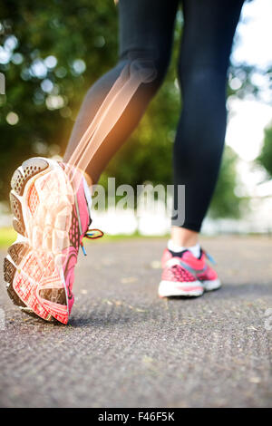 Les os du pied en surbrillance de femme jogging Banque D'Images