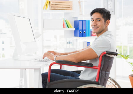 Jeune homme en fauteuil roulant Banque D'Images