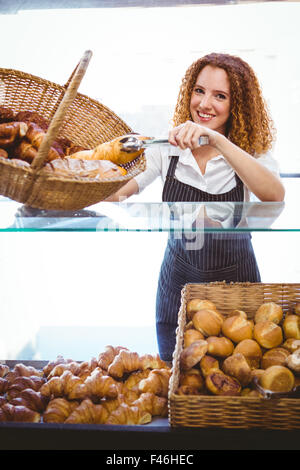 Happy pretty barista preparing pastry Banque D'Images