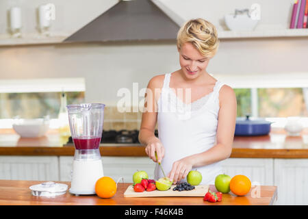 Femme enceinte, la préparation d'un jus de fruit Banque D'Images