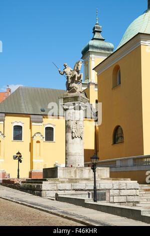 POZNAN, Pologne - 20 août 2015 : une statue commémorative à la Cavalerie de Poznan, montre un soldat à cheval armé d'une lance Banque D'Images