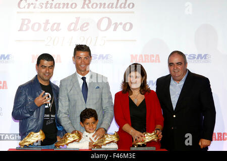 Cristiano Ronaldo reçoit son quatrième Golden Boot Award en une ligne que le buteur le plus élevé de l'lieues au Palace Hotel à Madrid, Espagne. 13 octobre, 2015. Banque D'Images