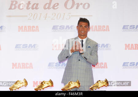 Cristiano Ronaldo reçoit son quatrième Golden Boot Award en une ligne que le buteur le plus élevé de l'lieues au Palace Hotel à Madrid, Espagne. 13 octobre, 2015. Banque D'Images