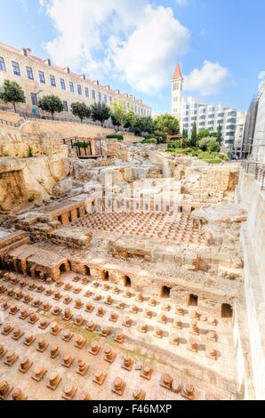 Une vue sur les ruines archéologiques de la bains romains découverts dans le centre-ville de Beyrouth, au Liban, entouré par des bu Banque D'Images