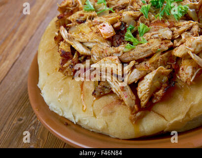 - Musakhan jordaniens et palestiniens dish.ailes de poulet cuit avec des oignons, sumac, piment, safran, servi sur pain taboon Banque D'Images