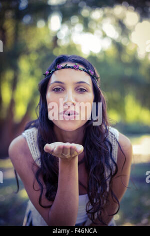 Belle brune soufflant un baiser Banque D'Images