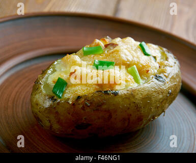 Kumpir - pomme de terre au four avec diverses garnitures, est un fast food populaire en Turquie Banque D'Images