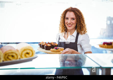 Jolie plaque de barista avec des gâteaux Banque D'Images