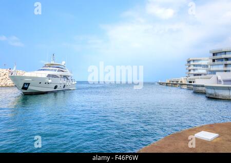 Un yacht entrant dans la belle Marina à Zaitunay Bay à Beyrouth, Liban. Un très haut de gamme, moderne et récemment développées, où Banque D'Images