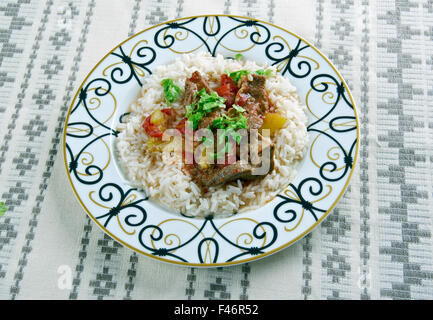 Alinazik kebab - home-style plat turc . surmonté de cubes d'agneau sautés, servi avec du riz pilaf. Banque D'Images