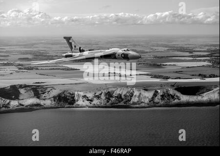 Un seul bombardier Avro Vulcan accélère vers la mer sur les falaises blanches de la côte anglaise, dans le Kent. Banque D'Images