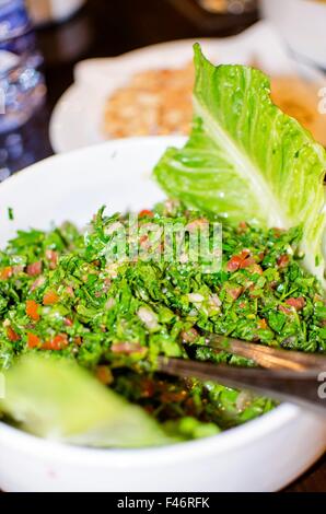 La nourriture libanaise démarreur, taboulé salade. Une photo d'un très plat typique de Liban et une cuisine méditerranéenne. Banque D'Images