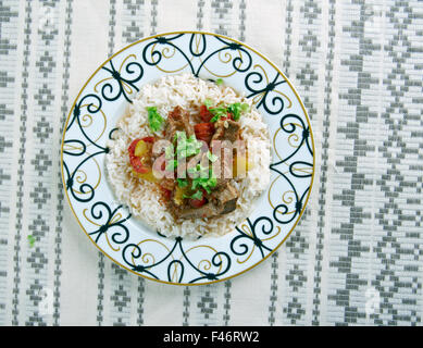 Alinazik kebab - home-style plat turc . surmonté de cubes d'agneau sautés, servi avec du riz pilaf. Banque D'Images