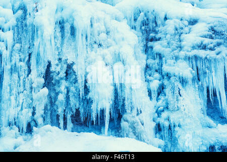 Cascade de glace de glaçons bleu Banque D'Images