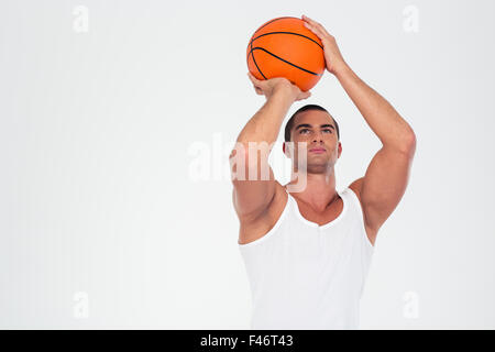 Portrait d'un bel homme jouant au basket-ball isolé sur fond blanc Banque D'Images